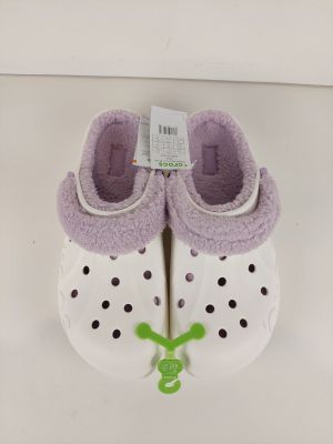 une paire de pantoufles Crocs blanches à pois violets