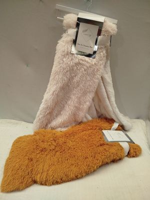 serviette sur laquelle est représenté un renard assis sur un lit