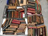 de nombreux livres posés sur une table