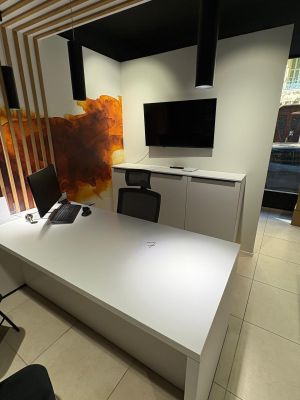 SUR DESIGNATION Lot de 3 bureaux avec siège, TV, poste infor…