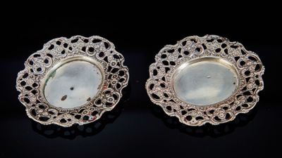 paire de plats plaqués argent sur fond noir