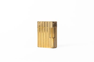 un gros plan d'un briquet posé sur une surface blanche
