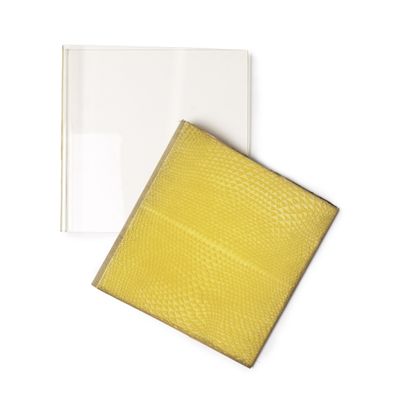 un gros plan sur une feuille de papier recouverte d'un tissu jaune