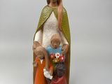figurine de femme tenant un enfant et un chien