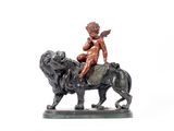 statue de Cupidon assis sur un lion, sur fond blanc