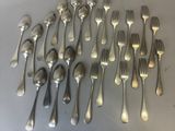 beaucoup de cuillères et de fourchettes en argent sur une table