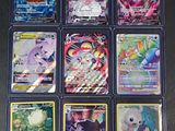 un tas de cartes pokemon posées sur une table