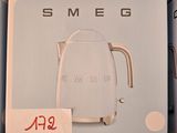 un carton de bouilloires Smeg exposé dans un magasin