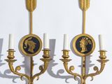 paire d'appliques murales anciennes en laiton ornées de médaillons noirs et dorés
