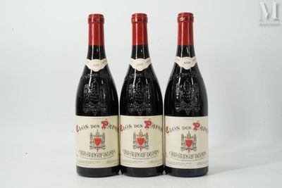 trois bouteilles de vin rouge posées l'une à côté de l'autre sur une surface blanche
