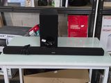 une photo d'un système home cinéma posé sur une table