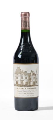 une bouteille de vin posée sur une table