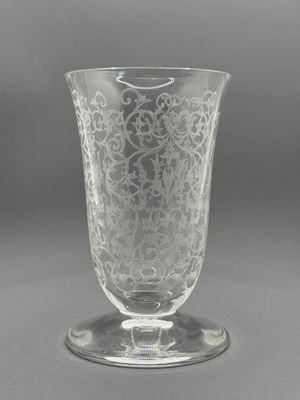 une image représentant un vase en verre orné d'un motif