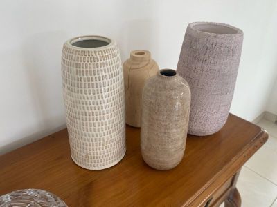 trois vases posés sur une table en bois