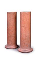 Paire de gaines en forme de colonnes tronquées en scagliole.