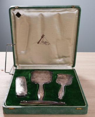 DEETJEN orfèvre. Nécessaire de toilette en métal argenté à d…