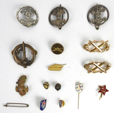 Ensemble divers d'insignes métalliques pour béret, boutonniè…