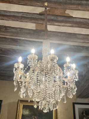 un lustre en cristal suspendu au plafond d'une pièce
