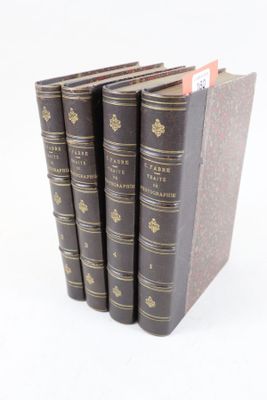 trois livres sont empilés sur une surface blanche