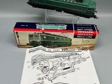 deux petits trains posés l'un sur l'autre sur une table