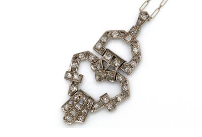 gros plan d'un collier de diamants sur fond blanc