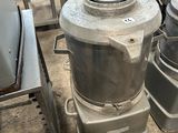 une machine placée au milieu d'une pièce