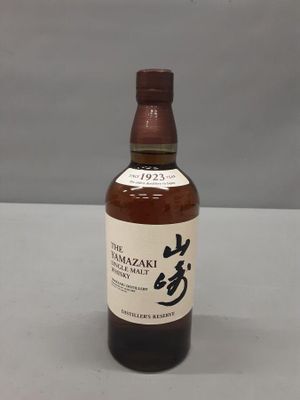 un gros plan d'une bouteille de whisky posée sur une table