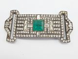 une broche Art déco sertie d'émeraudes et de diamants
