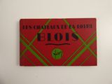 une image représentant une carte de visite rouge et verte posée sur une surface blanche