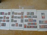 un grand nombre de timbres qui sont sur la table