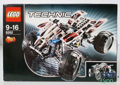 une boîte de Lego Technic sur la table