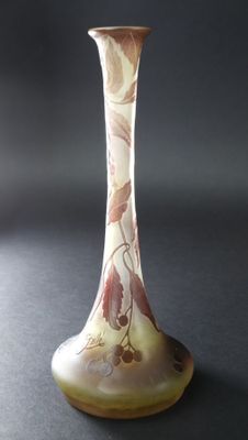 un vase posé sur une table