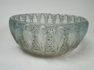 un bol en verre posé sur une table, sur fond blanc