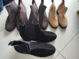 plusieurs paires de chaussures pour femmes alignées sur un sol carrelé
