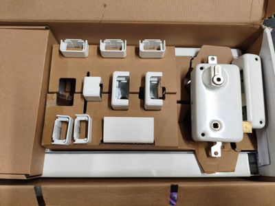une boîte contenant tout un tas d'appareils électroniques