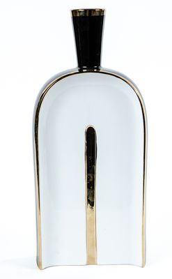 une bouteille noire et blanche avec une poignée dorée