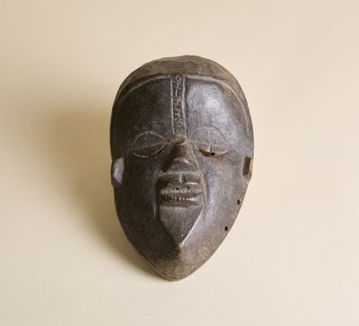 une image représentant un masque en bois sur un fond blanc