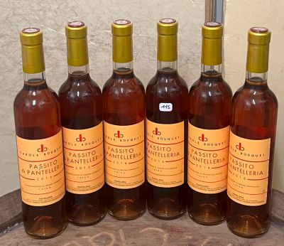 six bouteilles de vin sont alignées sur une table