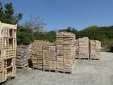 de nombreuses palettes en bois empilées les unes sur les autres