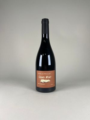 la bouteille de vin rouge est posée sur la table