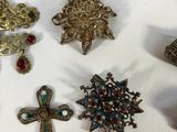 a lot of brooches that are laying on a table