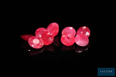 un gros plan sur deux cœurs roses sur un fond noir