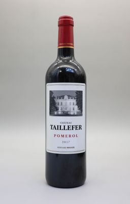 la bouteille de vin rouge est posée sur la table