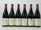 six bouteilles de vin rouge sont alignées sur une table