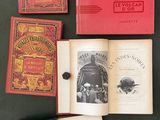 plusieurs vieux livres sont posés sur une table les uns à côté des autres