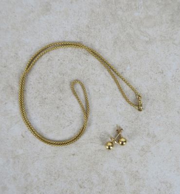 Ensemble collier et boucles d'oreilles plaqués or jaune sur fond blanc