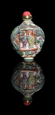 flacon à tabac en porcelaine chinoise orné d'une scène représentant un homme et une femme