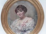 peinture d'une femme en robe blanche dans un cadre doré