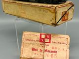 un petit train posé sur une feuille de papier