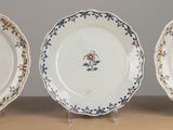 trois assiettes à motifs floraux posées sur une table